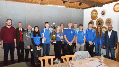 Bild: fjo
Nicht nur Schützenmeister Johannes Zeug (Dritter von links) steht die Freude über die Rückholung der Gaujugend-Trophäe für die "Enzian"-Schützen durch Melike Tiryaki, Fabian Mack und Julia Mack (im Anschluss, von links) ins Gesicht geschrieben.