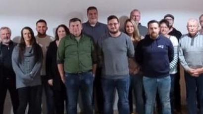 Bild: Johannes Ponnath/exb
Zweite Bürgermeisterin Maria Schlögl (von links) gratuliert der neuen Vorstandschaft. Sie besteht aus Klaus Weißmann, Georg Rebl, Alexandra Prem, Christoph Hagn, Manuela Unger, Stefan Hagn, Florian Prem, Milot Korcaj, Rebecca Dinkelmeyer, Michael Unger, Johannes Ponnath, Steffi Stengl, Fabian Kosub, Josef Thamer, Thomas Stengl und Tom Unger.