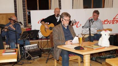 Bild: wel
Rezitator Karl Stumpfi trug Texte vor, die den Hund zum Thema hatten. Dabei wurde er von Franz Schöberl, Jürgen Zach und Klaus Götze (hinten von links) begleitet.