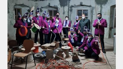 Bild: Mitterteicher Gaudiwurm/exb
Auf der Baustelle im Historischen Rathaus fand der traditionelle Faschingsauftakt statt. Eine Delegation des Mitterteicher Gaudiwurms nahm Stadtschlüssel und Stadtsäckel an sich.