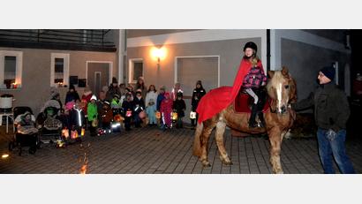 Bild: gi
Kinder freuten sich mit ihren Eltern beim Martinszug dabei zu sein und trugen stolz ihre Laterne. Angeführt wurde der Zug von Sankt Martin auf dem Pferd.