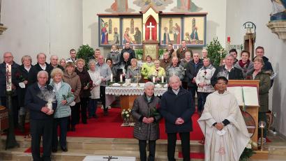Bild: bsc
Die Jubelpaare zusammen mit Pfarrer Joseph (vorne rechts) am Altar der Pfarrkirche Maria Immaculata.