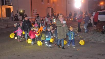 Bild: fz
Martinszug des Kindergartens Maria Königin. Die Buben und Mädchen ziehen mit ihren Betreuerinnen singend durch die Straßen.