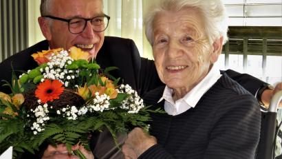 Bild: ubb
Bürgermeister Franz Stahl überreichte der Jubilarin Margarete Möstl Blumen und Geschenke aus dem Rathaus und machte der 100-jährigen Frau nette Komplimente zu ihrem guten Aussehen und ihrer immer noch geisitgen Frische.