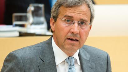 Archivbild: dpa
Der Regensburger Landtagsabgeordnete Franz Rieger (CSU) spricht während einer Plenarsitzung im bayerischen Landtag.