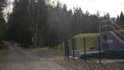 Bild: jr
In diesem Bereich, hinter dem Pfaffenreuther Hochbehälter in Richtung Wald, soll ein Mobilfunkmast aufgestellt werden.
