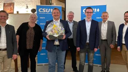 Bild: mez
Kreisvorsitzender Tobias Reiß, seine Stellvertreter Angela Burger und Johannes Reger sowie Landrat Roland und Matthias Grundler sagten ein herzliches „Vergelt´s Gott“ an den scheidenden Kreisgeschäftsführer Mario Rabenbauer (mit Präsent) sowie seinen Nachfolger Adrian Käß.