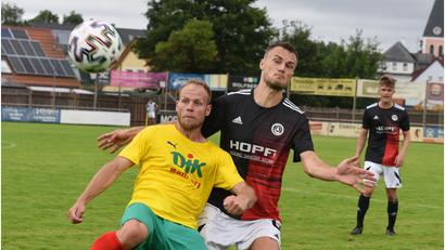 Archivbild: gb
Landesliga-Schlusslicht SV Mitterteich hat am Samstag den Tabellenvorletzten ASV Vach zu Gast. Mauricio Göhlert (rechts, Szene aus dem Verbandspokal-Spiel gegen Don Bosco Bamberg), der Ende Juli einen Kreuzbandriss erlitten hat, will überraschend wieder ins Geschehen eingreifen.