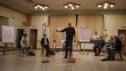 Bild: jzk
Theresia Kunz und Michael Wilfert (von links) leiteten den Workshop Zukunftswerkstatt im Sportheim.