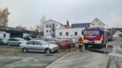 Bild: rw
Am Freitagvormittag wurde ein brennender Verkaufscontainer in der Rotkreuzstraße in Kemnath gemeldet. Schnell hatten die Einsatzkräfte die Lage unter Kontrolle.