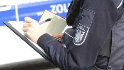 Symbolbild: Andreas Scholz/Bildungs- und Wissenschaftszentrum der BundesfinanzverwaltungBildungs- und Wissenschaftszentrum der Bundesfinanzverwaltung 
Ein Zollbeamter bei einer Kontrolle. Andreas Scholz/Bildungs- und Wissenschaftszentrum der Bundesfinanzverwaltung