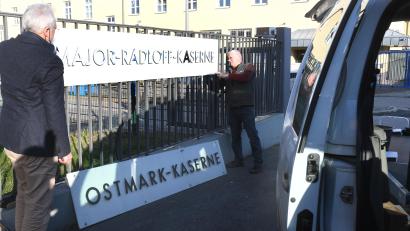 Bild: Gabi Schönberger
Aus der "Ostmark-Kaserne" soll die "Major-Radloff-Kaserne" werden. Hierfür hab es für das neue Schild schon eine Generalprobe.