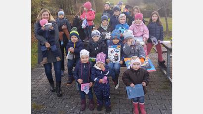 Bild: Maria Hoch/exb
Die Kinder der Gruppe "Wiesenwichtel" konkurrierten um die schwerste Karotte.