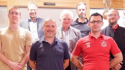 Bild: tbe
Der SSV Paulsdorf wählt einen neuen Vorstand (von links): Michael Grosser (Zweiter Kassier), Alwin Märkl (Bürgermeister), Hans-Jürgen Hammer (Vorsitzender), Johann Bamler (Kassier), Matthias Deierl (Schriftführer), Tobias Becht (Zweiter Vorsitzender) und Sven Ertel (Dritter Vorsitzender).