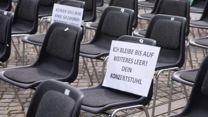 Bild: Sebastian Kahnert/dpa
Das Robert Koch-Institut (RKI) fordert die Rückkehr zu massiven Einschränkungen in Deutschland.