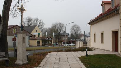 Bild: bjp
Das wieder beim Heindlhof aufgestellte Wegkreuz wendet sich nicht der Hauptstraße,, sondern dem Meierhof-Hauptgebäude zu, und so soll es auch bleiben: Ursprünglich hatte Peter Heindl es als Segensbitte für das Haus gestiftet, und daran soll die Positionierung auch künftig erinnern.