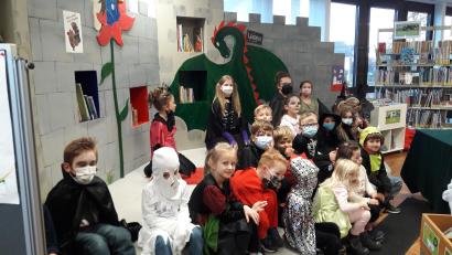 Bild: Manuela Irlbacher/exb
Die Kinder durften verkleidet in die Bücherei kommen. Hier hörten sie Geschichten und durften basteln.