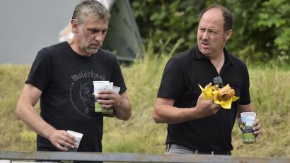 Archivbild: Ziegler
Der Ettmannsdorfer Trainer Mario Albert (rechts) hat sich im Hinspiel in Amberg die Bratwurst verdient.