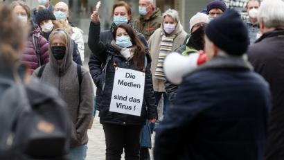 Archivbild: Markus Scholz, dpa
Was sie von der Corona-Berichterstattung in den Medien hält, machte diese Frau auf einer Demonstration von Corona-Skeptikern und Kritikern der staatlichen Maßnahmen zur Eindämmung der Pandemie deutlich.