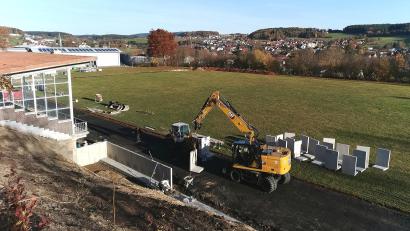 Bild: Portner
Die Arbeiten im Jahnstadion Oberviechtach laufen seit Oktober. Die Tribüne am Hang erhält einen behindertengerechten Zugang zur Jahnstraße.