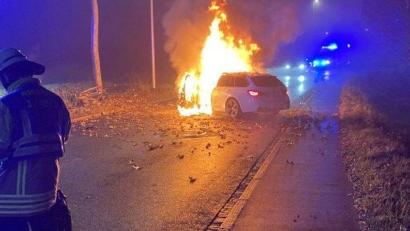 Bild: Polizeiinspektion Amberg
Nach einem Unfall ist in Amberg am Donnerstag ein Auto in Flammen aufgegangen.