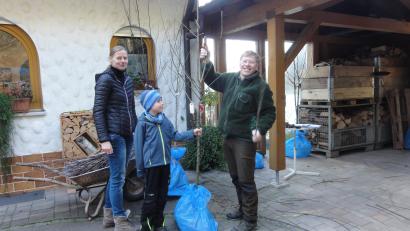 Bild: jhö
Alle Hände voll zu tun hatten die Mitglieder des Obst- und Gartenbauvereins, um die zahlreichen Bestellungen anzunehmen sowie die Ware nach der Lieferung zu sortieren und für die Abnehmer zusammenzustellen.