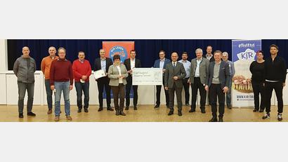 Bild: Philipp Reich/Jugendmedienzentrum T1/exb
Der Kreisjugendring hat den 2. Platz des Jugendarbeitspreises „Wir legen geWAHLtig los“ gewonnen. Bei der Preisverleihung waren auch einige Vertreter des Kreistags anwesend.