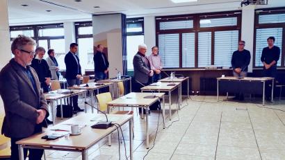Bild: Thomas Dobler
Der Ausschuss für Schulen, Planung und Bau des Schwandorfer Kreistags gedachte bei seiner jüngsten Sitzung seines verstorbenen Mitglieds Johann Kellermeier mit einer Schweigeminute.