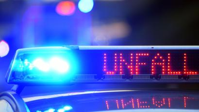 Symbolbild: Stefan Puchner/dpa
Am Freitagabend wurde in Burglengenfeld ein Mann von einem Auto erfasst. Der 50-Jährige verstarb noch an der Unfallstelle.