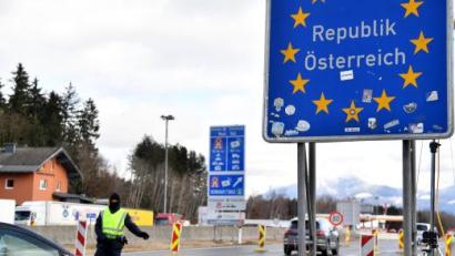 Bild: Barbara Gindl/dpa
Grenzkontrollen am Grenzübergang Walserberg in Fahrtrichtung Salzburg. Mit der Lockerung des Lockdowns wurden die Grenzkontrollen zu allen Nachbarländern intensiviert, um Reisebewegungen auf ein Minimum zu reduzieren.