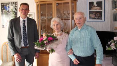 Bild: prh
Das Tanzbein kann Edeltraud Huber aus gesundheitlichen Gründen nicht mehr gemeinsam mit Ehemann Herbert schwingen. Sie bewältigt aber noch jeden Tag die Treppenstufen bis zum dritten Stock der gemeinsamen Wohnung. Und das mit 90 Jahren. Bürgermeister Ernst Schicketanz gratulierte mit einem Blumenstrauß im Namen der Gemeinde.