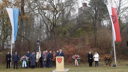 Bild: mfh
Am Fuße des Kriegerdenkmals am Rosenberger Schlossberg gedachten Vereine und Behördenvertreter den Opfern von Krieg und Verbrechen. Bürgermeister Michael Göth erinnerte erstmals auch an die Corona-Toten.