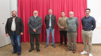 Bild: jzk
Der neue Forstdirektor Christoph Hübner (links) stellte sich dem neuen Vorstand des Jagdverbandes Kemnath vor: Johannes Böhm, Bruno Ponnath, Benjamin Sperber, Wolfgang Müller und Dr. Wolfgang Schinner (von rechts).