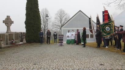 Bild: pi
"Senkt die Fahnen", heißt es, bevor die Blaskapelle Waldkirch zur Totenehrung das Lied vom "Guten Kameraden" spielt.