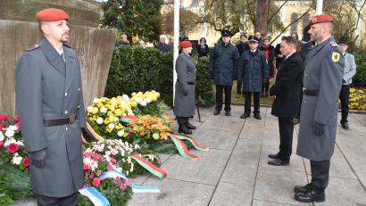 Bild: hcz
Kranzniederlegung durch OB Jens Meyer und Oberstleutnant Thorsten Wallschus zum Volkstrauertag in Weiden.