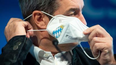 Bild: Sven Hoppe/dpa
Markus Söder, CSU-Vorsitzender und Ministerpräsident von Bayern, bei einer Pressekonferenz. Unter der rasch steigenden Zahl von Corona-Toten in Bayern ist ein vergleichsweise hoher Anteil vollständig Geimpfter.