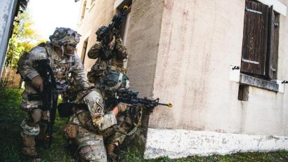 Bild: bö
Der Häuserkampf ist nur eines von verschiedenen Ausbildungsszenarien, das die US-Fallschirmjäger in Hohenfels trainieren.
