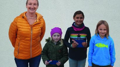 Bild: mof
Maria Hofmann, die Spartenleiterin für den Nachwuchs der Blaskapelle Ammerthal, überreichte die Preise an (von rechts) Lilly Haupt, Sarah Drescher und Ann-Kathrin Ebi.