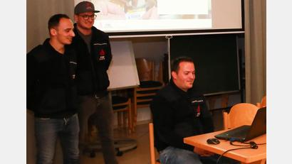 Bild: egl
Christian Sirtl, Markus Panzer und Patrick Krauß (von links) stellten der Kreisbrandinspektion Amberg-Sulzbach eine Verwaltungssoftware für die Feuerwehr vor.