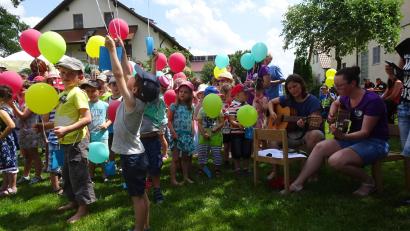 Bild: hm
Voller Freude ließen die Kinder bei der Einweihung Luftballons steigen.