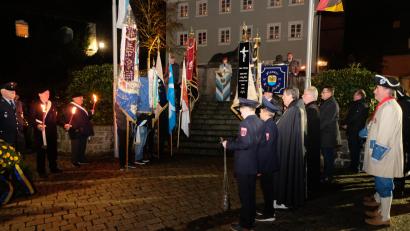 Bild: le
Mit einer eindrucksvollen Gedenkfeier beging Floß den Volkstrauertag.