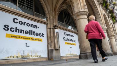 Symbolbild: Peter Kneffel
Die Corona-Schnelltests sind jetzt wieder kostenlos.