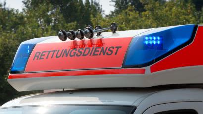 Symbolbild: Soeren Stache/dpa
Blaulicht an einem Fahrzeug des Rettungsdienstes.