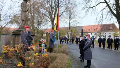 Bild: do
Gemeinde, Bevölkerung, Kirche, Vereine und Vertreter der Bundeswehr und der US-Army erinnerten zum Volkstrauertag gemeinsam in einer Gedenkfeier an die Opfer von Krieg, Gewalt, Terror und an die Corona-Toten