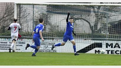 Bild: Hubert Ziegler
Philipp Witzel (rechts) dreht jubelnd ab: Gerade hat er das 1:0 für den TuS Rosenberg erzielt, als er Inter-Torhüter Daniel Steinbach "belauscht" hatte und ins leere Tor einschieben konnte. Links freut sich Mannschaftskollege Max Maul mit dem Torschützen, während Benjamin Kruppa (ganz links) vom SV Inter Bergsteig Amberg resigniert.
