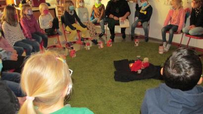 Bild: Grundschule Immenreuth/exb
Im Kreis versammelten sich die Schüler um Figuren des Bettlers und des heiligen Martin.