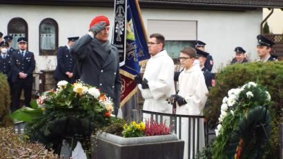 Bild: e
Volkstrauertag in Kümmersbruck: Kommandeur Sebastian Erbe vom Kümmersbrucker Logistikbataillon 472 salutiert nach der Kranzniederlegung.