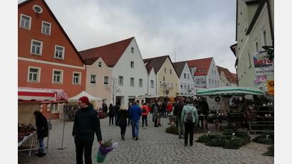 Bild: Gräf
Dieses Bild zeigt den Martinimarkt light in der Sulzbach-Rosenberger Neustadt. Die Händler verkauften unter anderem Adventsschmuck, Schnitzereien und Süßigkeiten.