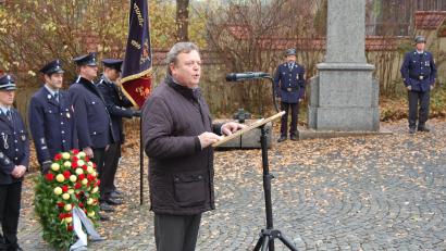 Bild: sm
Bürgermeister Dr. Gerhard Kellner erinnerte in seiner Ansprache zum Volkstrauertag an die Schrecken des Krieges.