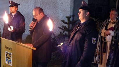 Bild: lgc
Bürgermeister Johannes Schmid und Pater Adrian Kugler bei der Gedenkfeier am Ehrenmal für die Kriegsgefallenen.